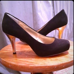 Steve Madden Black pumps with Gold Heel